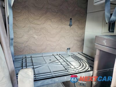 Zdjęcie 6 z 10 samochodu: 2013 VOLVO VNL SEMI TRUCK VIN:4V4NC9EJ0DN143269 - miniatura