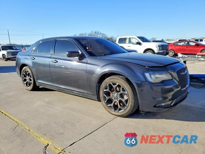 Czwarte zdjęcie samochodu z boku: 2019 CHRYSLER 300 S AWD VIN:2C3CCAGG6KH689932 - miniatura