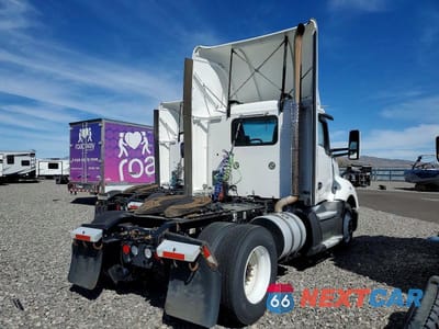 Czwarte zdjęcie samochodu z boku: 2016 KENWORTH T680 SEMI TRUCK VIN:1XKYA48XXGJ496667 - miniatura