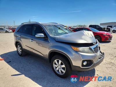 Czwarte zdjęcie samochodu z boku: 2011 KIA SORENTO LX VIN:5XYKT4A18BG103016 - miniatura
