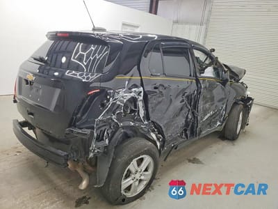 Trzecie zdjęcie samochodu z tyłu: 2022 CHEVROLET TRAX LS VIN:KL7CJNSM8NB516008 - miniatura
