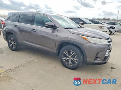 Czwarte zdjęcie samochodu z boku: 2019 TOYOTA HIGHLANDER LE VIN:5TDZZRFH2KS298517 - miniatura