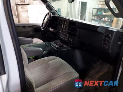 Zdjęcie 8 z 11 samochodu: 2022 CHEVROLET EXPRESS G3500 DELIVERY TRUCK VIN:1GB0GRF72N1277744 - miniatura