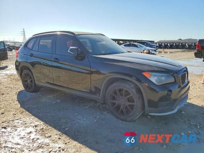 Czwarte zdjęcie samochodu z boku: 2015 BMW X1 SDRIVE28I VIN:WBAVM1C51FV498323 - miniatura