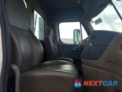 Piąte zdjęcie samochodu w środku: 2015 FREIGHTLINER CASCADIA SEMI TRUCK VIN:1FUBGEDV5FLGH4750 - miniatura