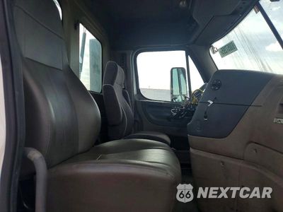 Piąte zdjęcie samochodu w środku: 2015 FREIGHTLINER CASCADIA SEMI TRUCK VIN:1FUBGEDV5FLGH4750 - miniatura
