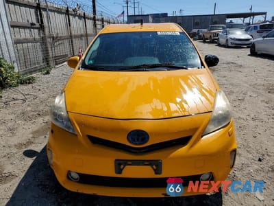 Piąte zdjęcie samochodu w środku: 2014 TOYOTA PRIUS V FIVE VIN:JTDZN3EU0E3328661 - miniatura