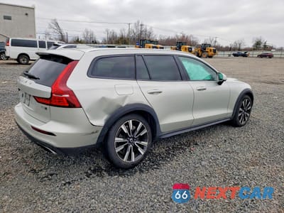 Trzecie zdjęcie samochodu z tyłu: 2021 VOLVO V60 CROSS COUNTRY T5 MOMENTUM VIN:YV4102WK6M1074240 - miniatura