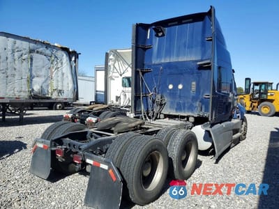 Czwarte zdjęcie samochodu z boku: 2018 INTERNATIONAL LT625 SEMI TRUCK VIN:3HSDZAPR5JN370961 - miniatura