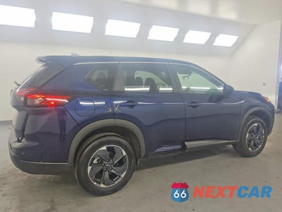 Trzecie zdjęcie samochodu z tyłu: 2026 NISSAN ROGUE SV VIN:5N1BT3BA7TC683899 - miniatura