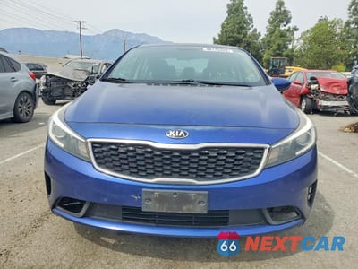 Piąte zdjęcie samochodu w środku: 2018 KIA FORTE LX VIN:3KPFL4A79JE249152 - miniatura