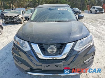 Piąte zdjęcie samochodu w środku: 2018 NISSAN ROGUE S VIN:KNMAT2MV7JP529015 - miniatura
