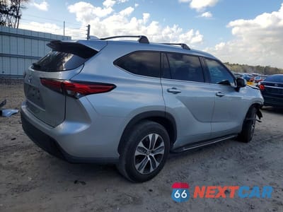 Trzecie zdjęcie samochodu z tyłu: 2022 TOYOTA HIGHLANDER XLE VIN:5TDGZRAH5NS128560 - miniatura