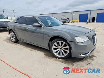Czwarte zdjęcie samochodu z boku: 2019 CHRYSLER 300 TOURING VIN:2C3CCAAG2KH548932 - miniatura