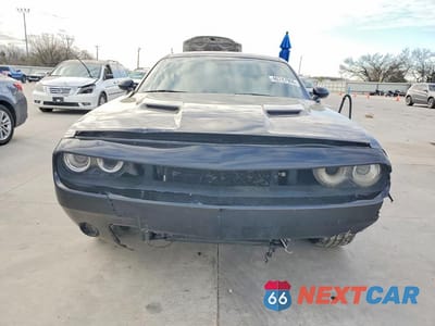 Piąte zdjęcie samochodu w środku: 2018 DODGE CHALLENGER SXT VIN:2C3CDZAG0JH144876 - miniatura