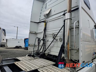 Zdjęcie 6 z 10 samochodu: 2017 VOLVO VNL SEMI TRUCK VIN:4V4NC9EH4HN971635 - miniatura