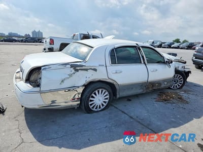Trzecie zdjęcie samochodu z tyłu: 2004 LINCOLN TOWN CAR EXECUTIVE VIN:1LNHM81W84Y624320 - miniatura