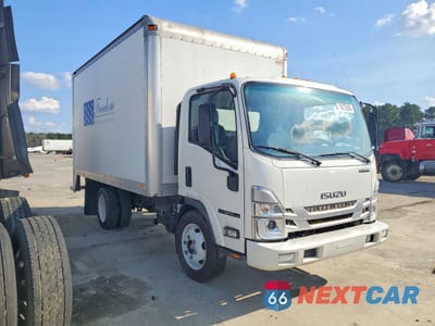 Czwarte zdjęcie samochodu z boku: 2024 ISUZU NPR HD VIN:54DC4W1D3RS205332 - miniatura