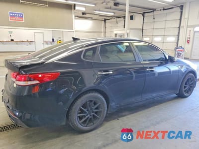 Trzecie zdjęcie samochodu z tyłu: 2017 KIA OPTIMA LX VIN:5XXGT4L38HG165193 - miniatura