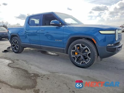 Czwarte zdjęcie samochodu z boku: 2023 RIVIAN R1T ADVENTURE VIN:7FCTGAAA1PN018200 - miniatura