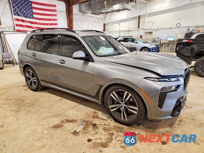 Czwarte zdjęcie samochodu z boku: 2025 BMW X7 XDRIVE40I VIN:5UX23EM02S9Z45441 - miniatura