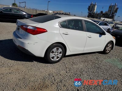 Trzecie zdjęcie samochodu z tyłu: 2016 KIA FORTE LX VIN:KNAFK4A69G5544134 - miniatura