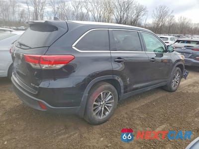 Trzecie zdjęcie samochodu z tyłu: 2019 TOYOTA HIGHLANDER XLE VIN:5TDJZRFH6KS918234 - miniatura