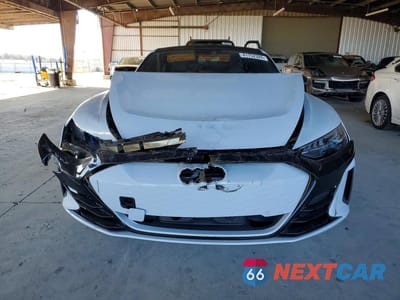 Piąte zdjęcie samochodu w środku: 2024 AUDI RS E-TRON GT VIN:WAUBHBFW0R7901881 - miniatura