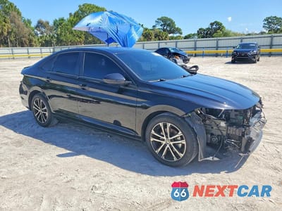Czwarte zdjęcie samochodu z boku: 2022 VOLKSWAGEN JETTA SPORT VIN:3VWBM7BU9NM011795 - miniatura