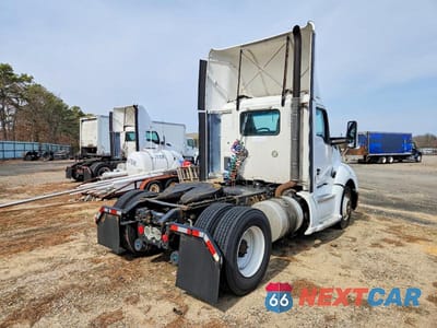 Czwarte zdjęcie samochodu z boku: 2014 KENWORTH T680 SEMI TRUCK VIN:1XKYA48X4EJ403042 - miniatura
