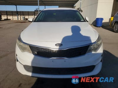 Piąte zdjęcie samochodu w środku: 2018 KIA OPTIMA LX VIN:5XXGT4L38JG228539 - miniatura