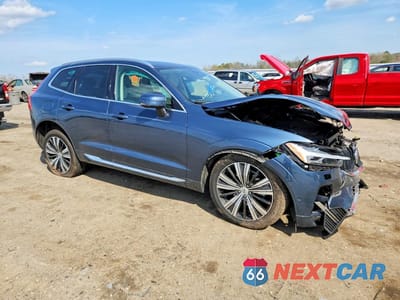 Czwarte zdjęcie samochodu z boku: 2023 VOLVO XC60 PLUS VIN:YV4L12RN8P1260751 - miniatura