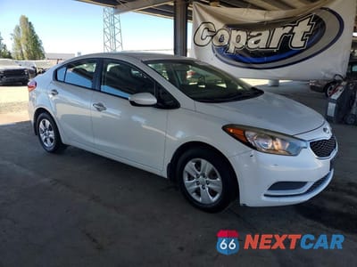 Czwarte zdjęcie samochodu z boku: 2014 KIA FORTE LX VIN:KNAFK4A60E5075951 - miniatura