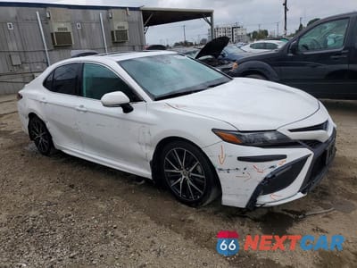 Czwarte zdjęcie samochodu z boku: 2022 TOYOTA CAMRY HYBRID SE VIN:4T1S31AK6NU591243 - miniatura