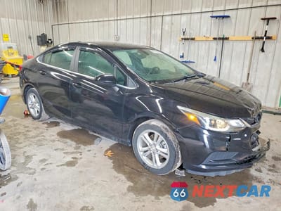 Czwarte zdjęcie samochodu z boku: 2018 CHEVROLET CRUZE LT VIN:1G1BE5SM4J7213395 - miniatura
