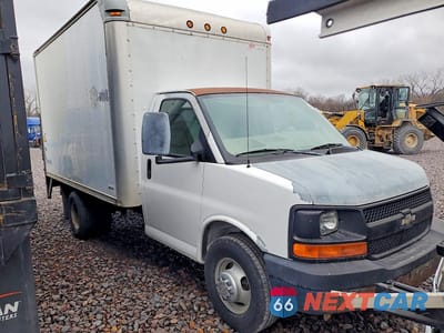 Czwarte zdjęcie samochodu z boku: 2007 CHEV EXPRESS G3500 VIN:1GBJG31U871209949 - miniatura