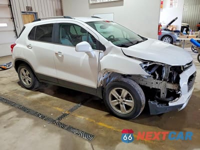 Czwarte zdjęcie samochodu z boku: 2019 CHEVROLET TRAX 1LT VIN:3GNCJPSB3KL212762 - miniatura