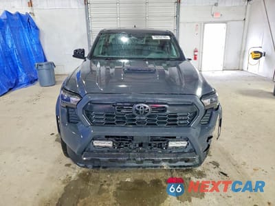 Piąte zdjęcie samochodu w środku: 2025 TOYOTA TACOMA TRD SPORT VIN:3TMLB5JN5SM121153 - miniatura