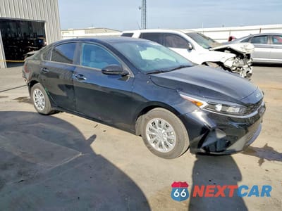 Czwarte zdjęcie samochodu z boku: 2023 KIA FORTE LX VIN:3KPF24AD7PE508741 - miniatura