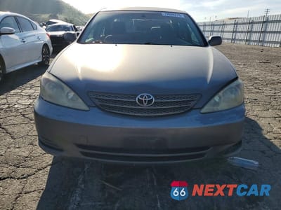 Piąte zdjęcie samochodu w środku: 2002 TOYOTA CAMRY LE VIN:JTDBE32K720101601 - miniatura