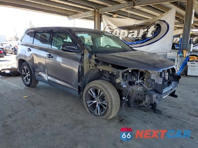Czwarte zdjęcie samochodu z boku: 2019 TOYOTA HIGHLANDER LE VIN:5TDZZRFH7KS298190 - miniatura