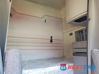 Zdjęcie 6 z 10 samochodu: 2023 VOLVO VNR VIN:4V4WC9EH6PN610815 - miniatura