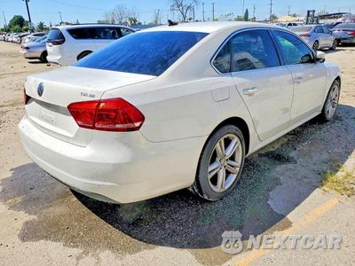 Trzecie zdjęcie samochodu z tyłu: 2014 VOLKSWAGEN PASSAT SE VIN:1VWBT7A38EC100061 - miniatura
