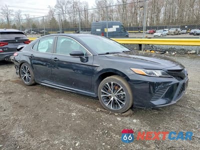 Czwarte zdjęcie samochodu z boku: 2020 TOYOTA CAMRY HYBRID SE VIN:4T1J31AK8LU530534 - miniatura
