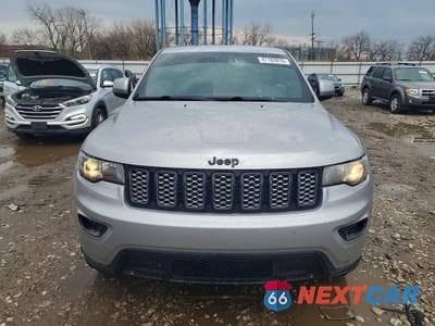 Piąte zdjęcie samochodu w środku: 2020 JEEP GRAND CHEROKEE LAREDO VIN:1C4RJFAG5LC198371 - miniatura