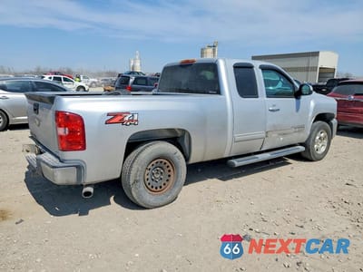 Trzecie zdjęcie samochodu z tyłu: 2013 CHEVROLET SILVERADO K1500 LT VIN:1GCRKSE74DZ106116 - miniatura