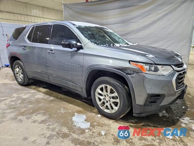 Czwarte zdjęcie samochodu z boku: 2019 CHEVROLET TRAVERSE LS VIN:1GNERFKW5KJ211473 - miniatura