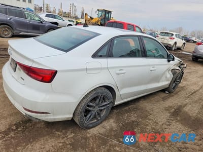 Trzecie zdjęcie samochodu z tyłu: 2019 AUDI A3 PREMIUM VIN:WAUBEGFF1KA083186 - miniatura