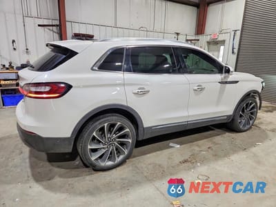 Trzecie zdjęcie samochodu z tyłu: 2019 LINCOLN NAUTILUS RESERVE VIN:2LMPJ8LP0KBL57618 - miniatura
