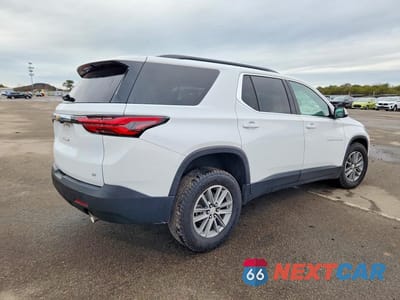 Trzecie zdjęcie samochodu z tyłu: 2022 CHEVROLET TRAVERSE LT VIN:1GNERGKW4NJ151812 - miniatura